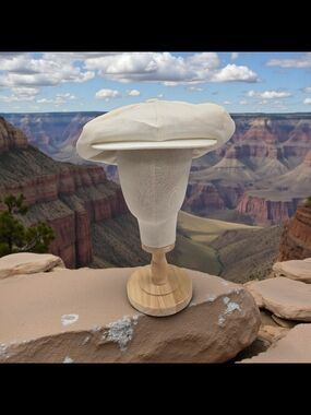 CAPAS LINEN CREME BIG APPLE NEWS BOY CAP.